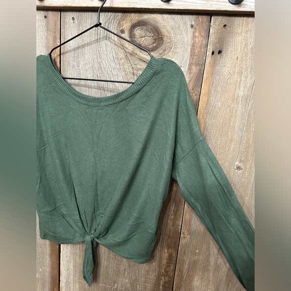 Abercrombie & Fitch Soft Wide Neck Tie Front Top in Green Size Medium - Picture 4 of 16